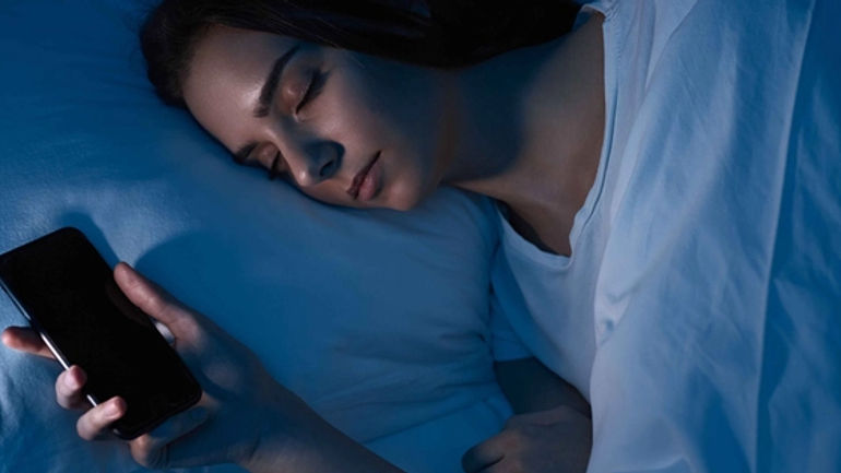 Nguy cơ ngủ với iPhone khi sạc: Cảnh báo từ Apple và các smartphone khác