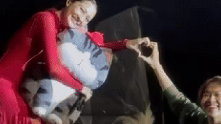 Bảo Anh và Mèo Bông: Hành trình Sướng Ngủ và Flex đầy Hài Hước