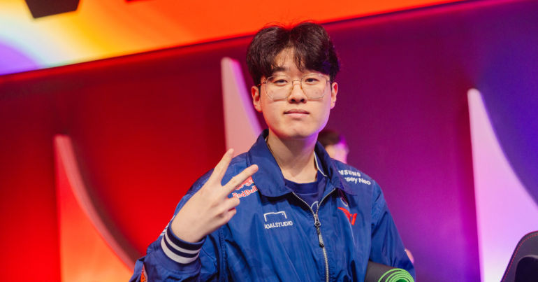 Bước Nhẹ T1 Vượt Qua FlyQuest: Sự Cảm Tự Tin Của Zeus