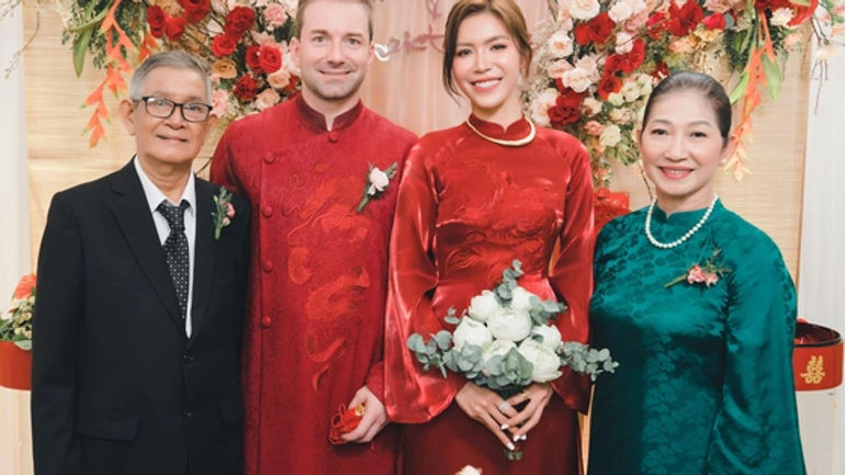 Hành Trình Hạnh Phúc của Minh Tú: Khoảnh Khắc Đầy Xúc Động bên Người Cha Quá Cố