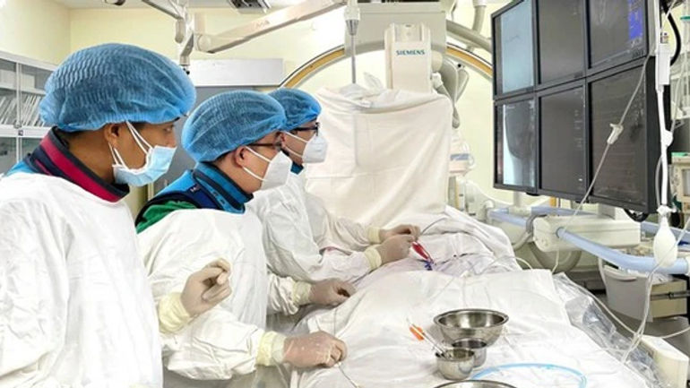 Khi Giác Hơi Trở Thành Nỗi Ám Ảnh: Câu Chuyện Đầy Kỳ Diệu Của Người Đàn Ông Đột Quỵ