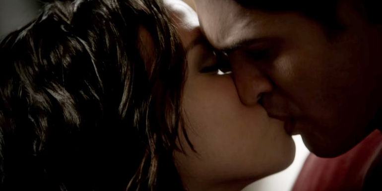 Jeremy and Anna kissing in The Vampire Diaries.