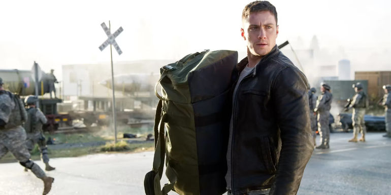 Aaron Taylor Johnson standing and looking sideways in Godzilla-2014