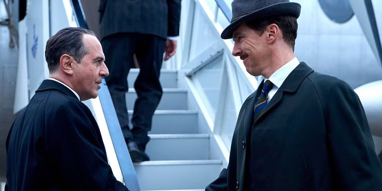 Wynne staking hands with Penkovsky outside of a plane in The Courier