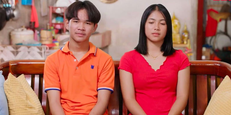 90 Day Fiance Jordan in orange shirt and Amber in red shirt sitting for confessional scene