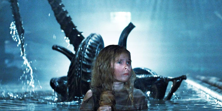 Carrie Hen's Newt with a xenomorph behind her in Aliens