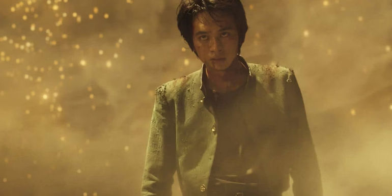 Takumi Kitamura as Yusuke Urameshi getting ready to attack Toguro in the live-action YuYu Hakusho