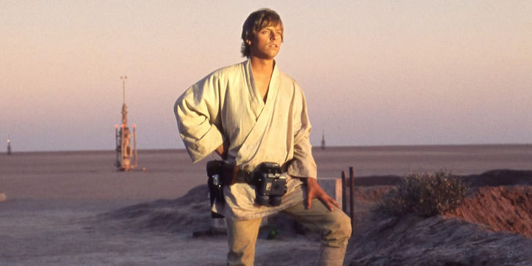 Luke Skywalker in Tatooine looking to the distance in Star Wars A New Hope.
