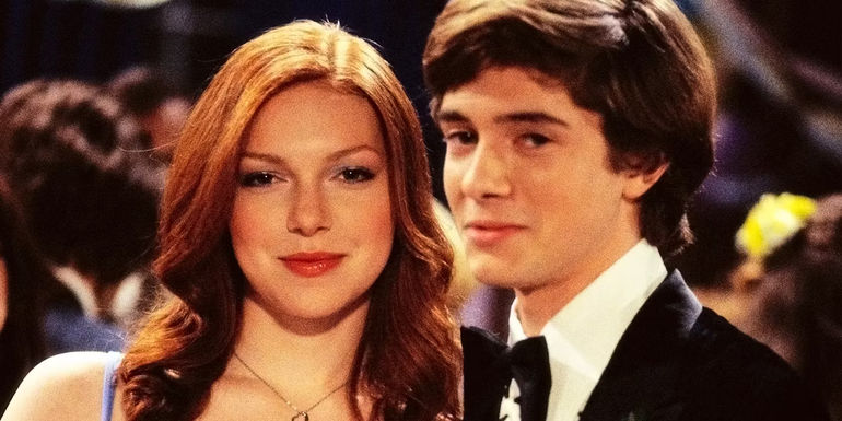 Donna (Laura Prepon) and Eric (Topher Grace) at prom in That '70s Show season 1.