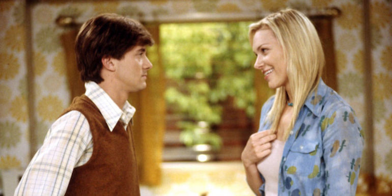 Eric and a blonde Donna in That '70s Show season 7.