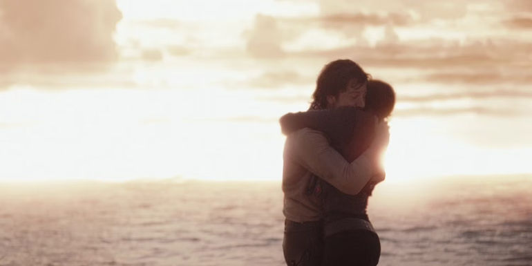 Jyn and Cassian's final embrace in Rogue One.