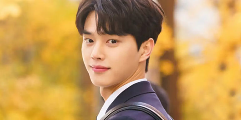 Song Kang smiling in Love Alarm