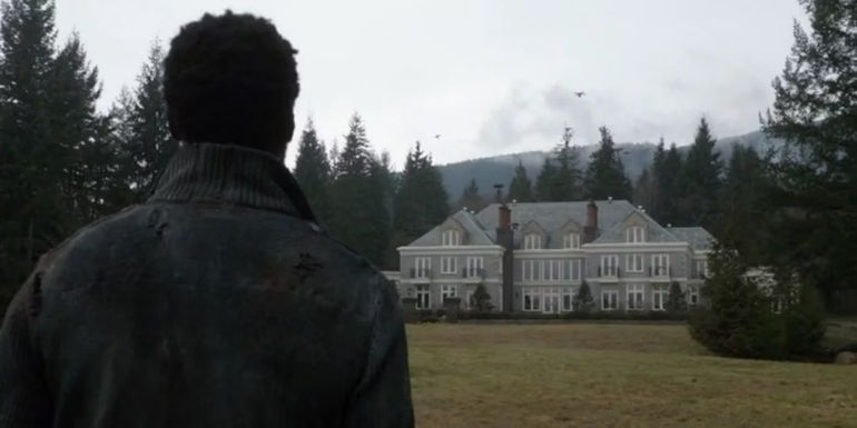 Jaha approaching a mansion in the season 2 finale of The 100.