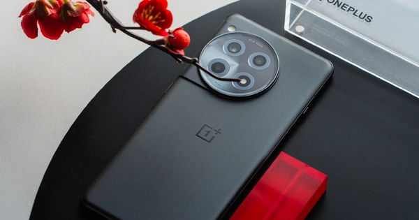 Chiêm ngưỡng smartphone sử dụng chip Snapdragon thế hệ 8 Gen 2, pin 5800mAh và sạc 100W với giá chỉ 8,8 triệu đồng