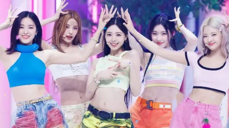 ITZY gây sốt khi 5 album liên tiếp lọt vào top Billboard 200