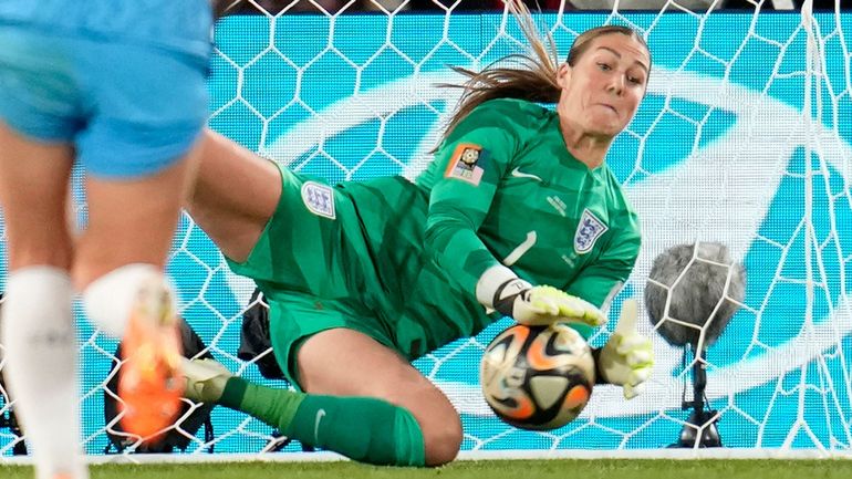 Breaking News: Record-Breaking England Goalkeeper Mary Earps Shocks Man Utd Women with Golden Glove Offer Decline