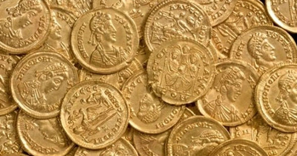 Phát hiện kho báu 2000 năm trước nhờ máy dò - Số phút kỳ diệu!