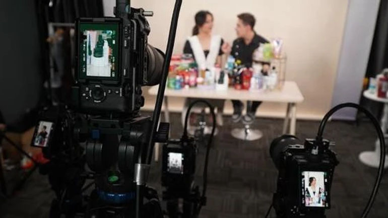 Bật mí: Livestream bán hàng 'hủy diệt' thị trường - 14000 lít bia, 14 tấn sữa bột tiêu thụ nhanh chóng chỉ trong 2 giờ!