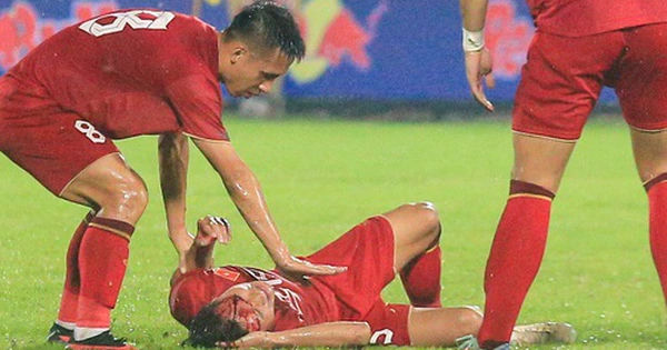 Tiền vệ ĐT Việt Nam dính va chạm đáng kinh ngạc trên sân - Kết quả điều ngạc nhiên sau cấp cứu