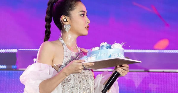 Bích Phương nhận được món quà sinh nhật đặc biệt trước sự ngưỡng mộ của hàng chục ngàn khán giả