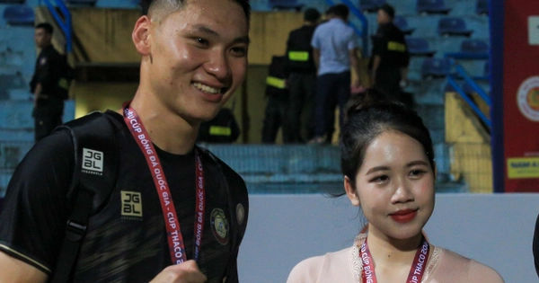 Cựu thủ môn U23 Việt Nam vướng tin đồn hẹn hò tiếp viên hàng không hơn tuổi: Những bất ngờ đáng chú ý