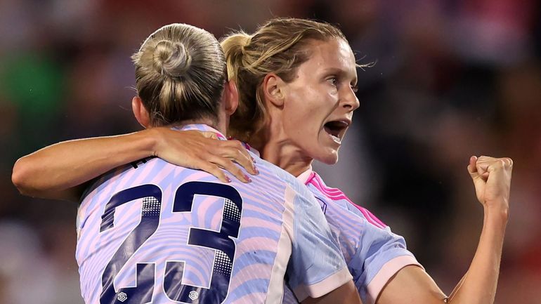 Thrilling Showdown at Old Trafford: Arsenal's Cloe Lacasse stuns with a sensational screamer to secure historic WSL point against Man Utd