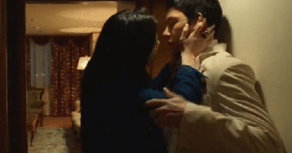 Cảnh tưởng hôn lãng mạn kéo dài 3 phút giữa nữ tội phạm và cảnh sát chìm khiến cộng đồng phấn khích