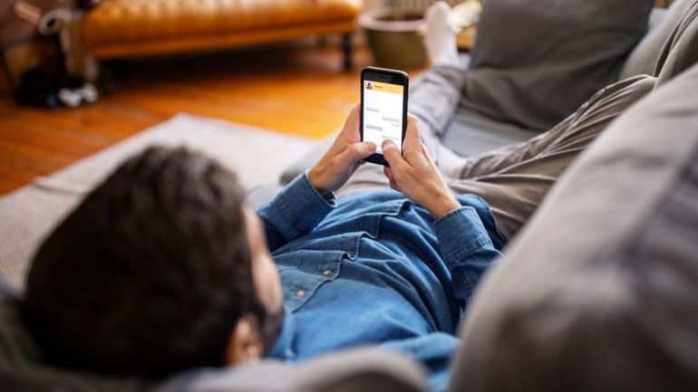 Excessive mobile phone usage linked to reduced sperm count, research suggests