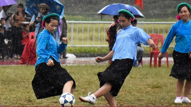 Thành phố Soóng Cọ với vẻ đẹp khác biệt của dân tộc Sán Chỉ trong buổi mưa, váy đá bóng