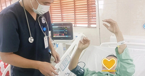 Một người đàn ông đang ăn cơm bên đường, đột ngột bị tê nửa người