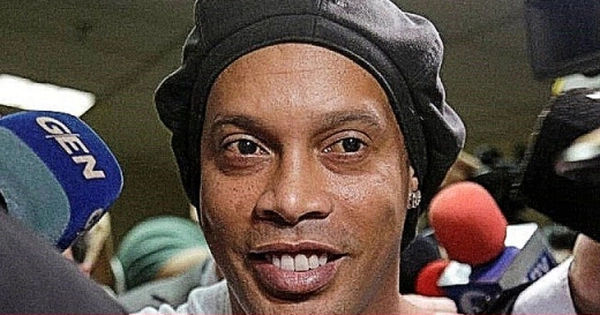 Ronaldinho lâm vào khó khăn tài chính, chỉ còn 6 USD trong tài khoản
