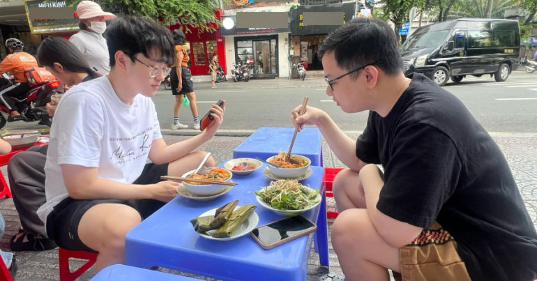 SofM gây ấn tượng khi ghé thăm Việt Nam, Lily ngỡ ngàng trước cảnh đắng lòng của Scout