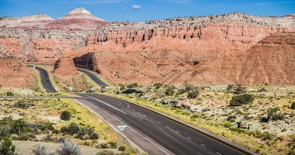 Chiếc xe lạc đường theo chỉ dẫn Google Maps và tình cờ gặp địa điểm nổi tiếng trên hình nền macOS