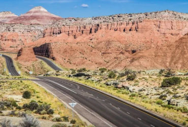 Chiếc xe lạc đường theo chỉ dẫn Google Maps và tình cờ gặp địa điểm nổi tiếng trên hình nền macOS