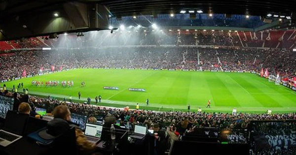 Old Trafford vấp phải hiểm họa, MU đối mặt cuộc điều tra an toàn thực phẩm