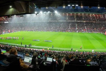 Old Trafford vấp phải hiểm họa, MU đối mặt cuộc điều tra an toàn thực phẩm