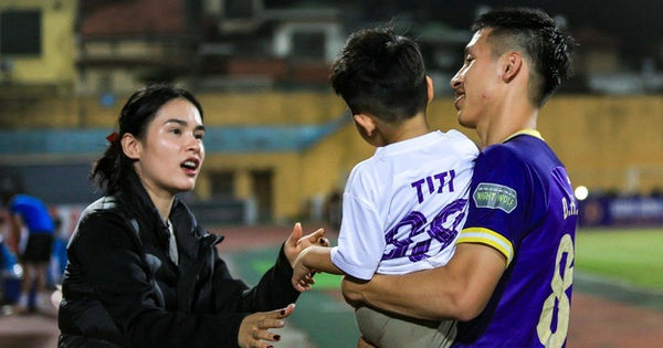 Vợ Hùng Dũng xuất hiện đẹp rạng rỡ bên con trên sân cùng sự kiện gia hạn hợp đồng với CLB Hà Nội