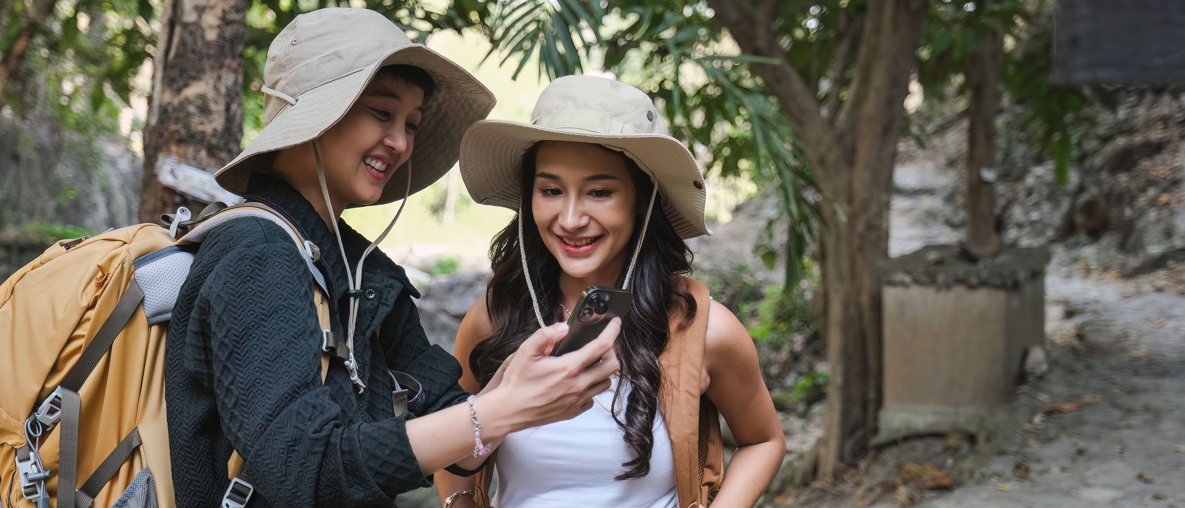 Asian couple hiking in nature Pag aaral ng ruta ng hiking kasunod ng mga palatandaan.