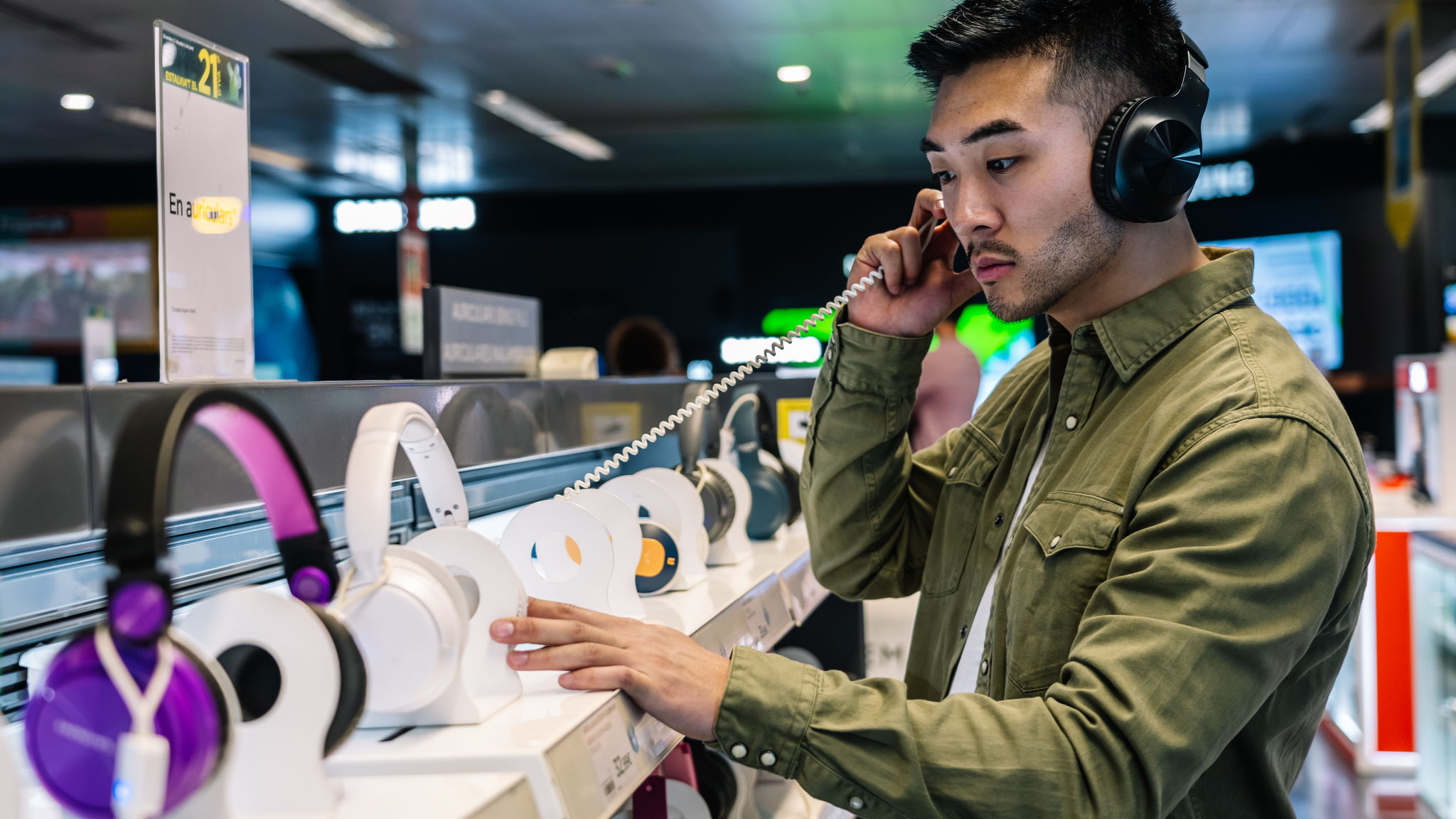 Pinipili ng lalaki ang headphone 