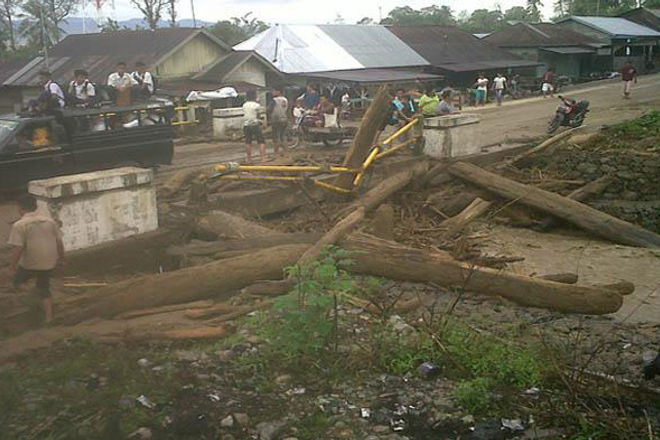 Gelondongan kayu di Desa Kayu Mblin, Kecamatan Lawe Sigala-gala, Aeh tenggara, setelah dilanda banjir bandang, Selasa (15/4/2014). Tidak ada korban jiwa dalam insiden itu. SERAMBINEWS.COM/ASNAWI LUWI 
