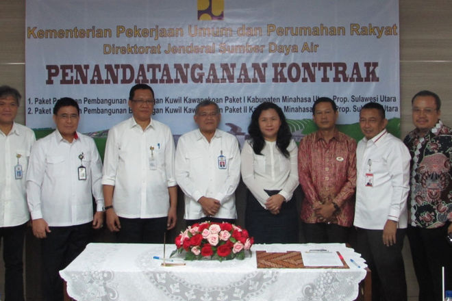 Direktur Jenderal SDA, Mudjiadi, menyaksikan Penandatanganan Kontrak Paket I dan II Pembangunan Bendungan Kuwil Kawangkoan Sulawesi Utara, di Gedung SDA Kementerian PUPR, Jakarta (260716).