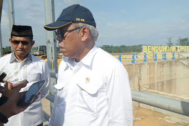 Menteri PUPR Basuki Hadimuljono didampingi Wakil Walikota Balikpapan Muhammad Mas’ud  saat meninjau langsung pembangunan Bendung Teritip