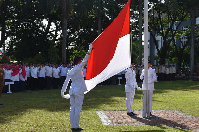 Pengibaran Bendera Merah Putih pada Upacara Peringatan Hari Bakti PU-PR ke-73