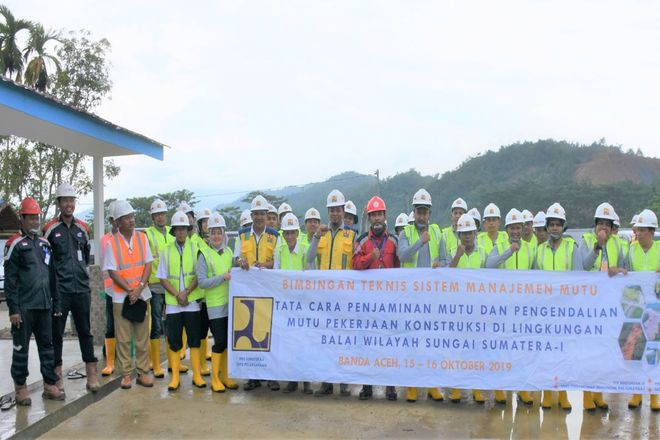 Foto bersama peserta Bimtek penjaminan dan pengendalian mutu pekerjaan konstruksi