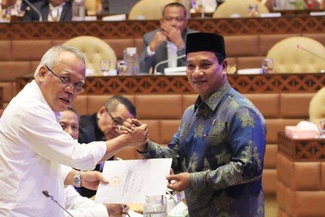 HRD saat menyerahkan dokumen aspirasi rakyat Aceh kepada Menteri PUPR di Gedung Parlemen Senayan, Jakarta, Selasa (12/11/2019). 