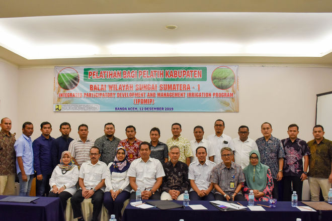 Foto Bersama Peserta dan Pemateri pada Acara  Pelatihan Integrated Participatory Development and Management Irrigation Program (IPDMIP) untuk Pelatih Kabupaten