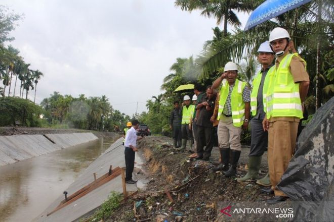 Bupati Nagan Raya, Provinsi Aceh, HM Jamin Idham (dua dari kanan) didampingi Kadis PUPR setempat, Ardi Martha meninjau proyek rehab saluran Irigasi Jeuram di Kecamatan Beutong yang bersumber dari dana Surat Berharga Syariah Negara(SBSN) tahun 2019 senilai Rp14 miliar lebih, Selasa (15/10/2019) petang. (ANTARA/Istimewa)