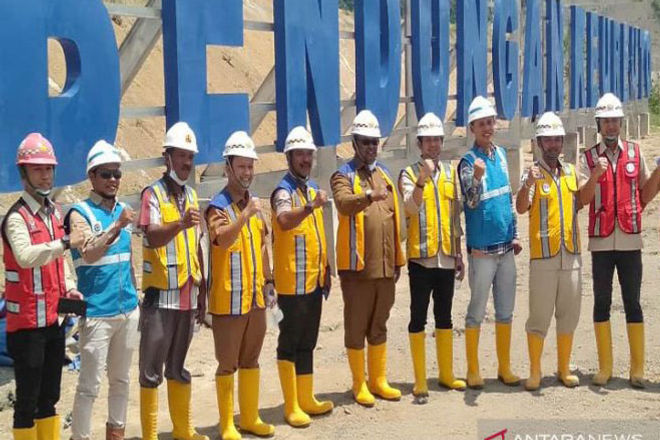 Wakil Bupati Aceh Utara, Fauzi Yusuf (tengah) bersama tim lakukan foto bersama di lokasi waduk dan bendungan Keureutoe di Gampong Blang Pante, Kecamatan Payabakong, saat meninjau proyek raksasa itu, Senin (29/7/2019). (ANTARA/HO/Humas Sekdakab Aceh Utara)