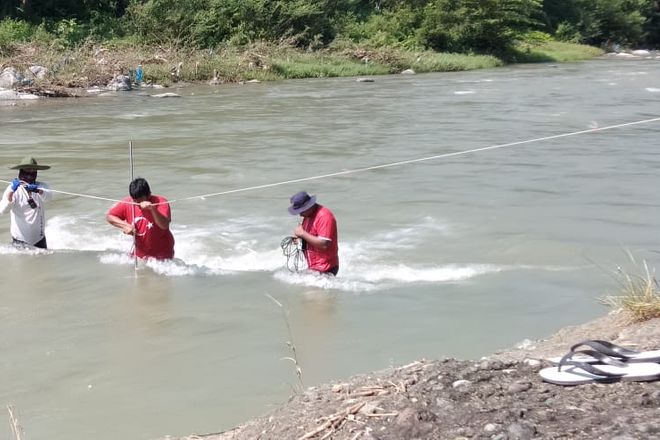 Pengukuran debit sungai oleh unit HKA