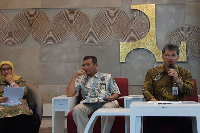 Dirjen Sumber Daya Air (SDA) Kementerian PUPR Hari Suprayogi (Kanan) memaparkan kesiapan infrastruktur SDA menghadapi kekeringan